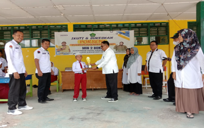 Kepala MIN 2 Bone Serahkan Piala Juara 2 Fashion Show